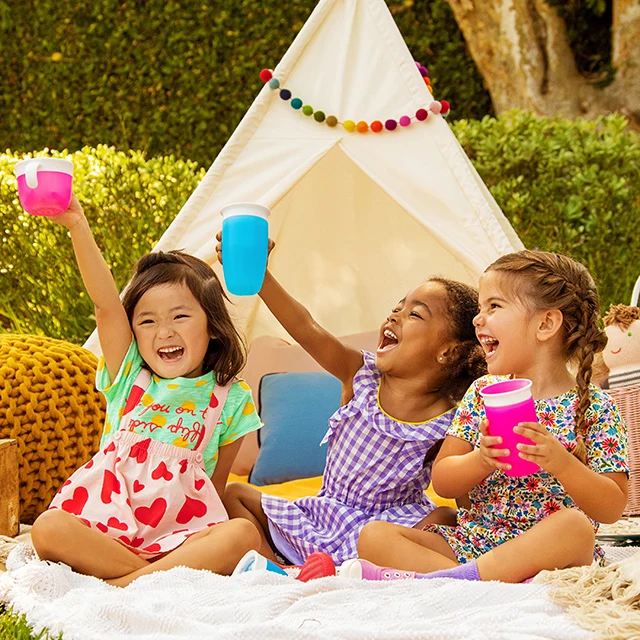Nibbles & Giggles Geschenkset mit Snack Catcher und Miracle Sippy Cup