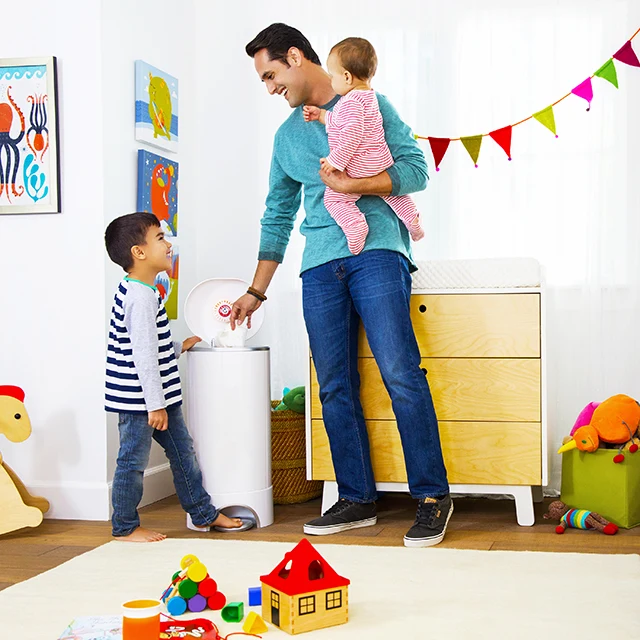 Cubo para pañales Step™ con control de olores Arm & Hammer