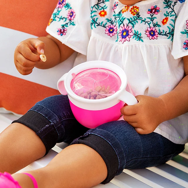 Conjunto de Presente Nibbles & Giggles com Snack Catcher e Copo Miracle