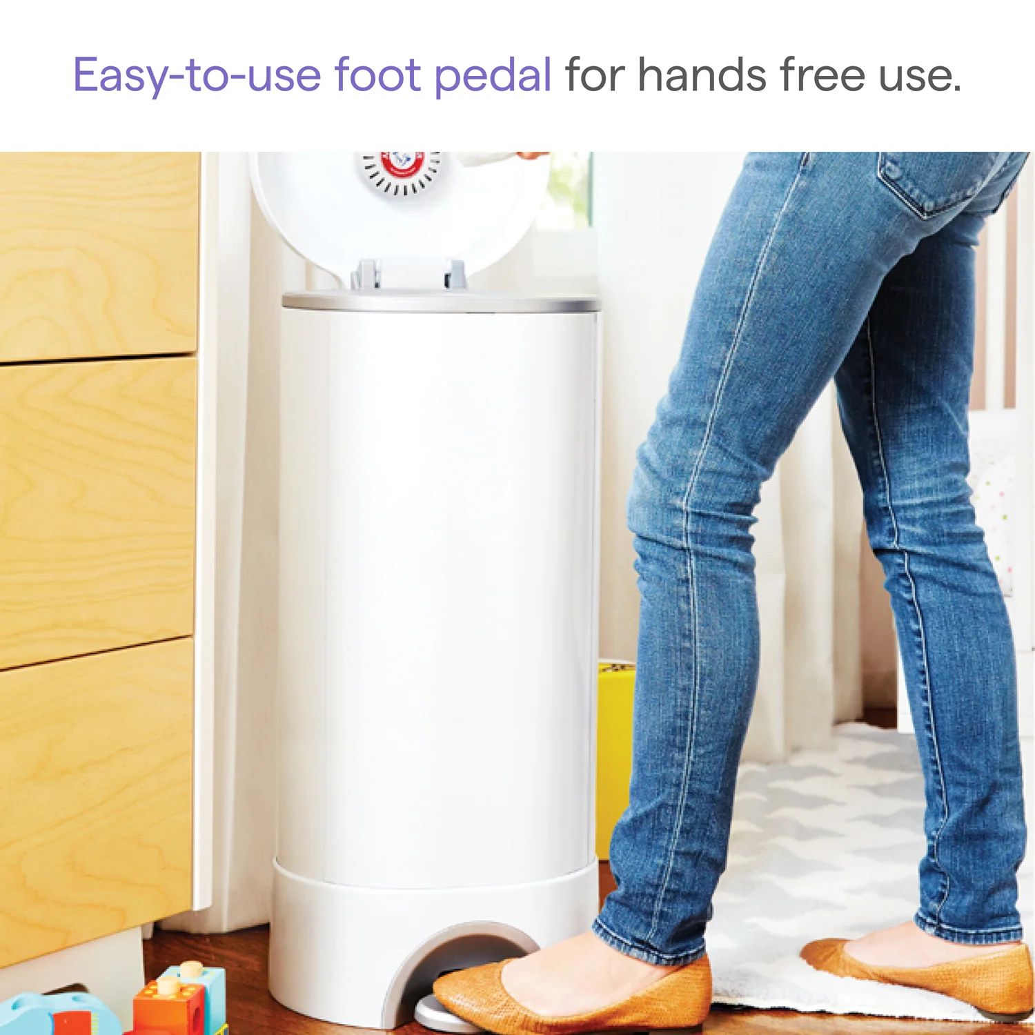 Cubo para pañales Step™ con control de olores Arm & Hammer