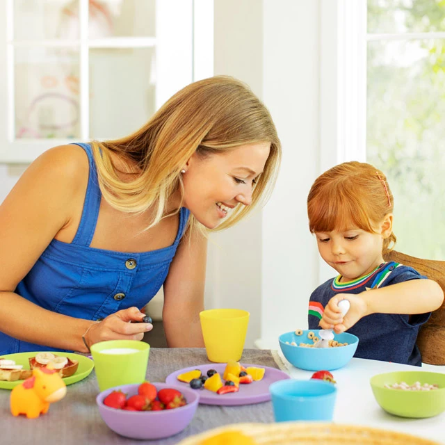 Set de comedor para niños pequeños con cubiertos Splash y platos, cuencos y vasos múltiples