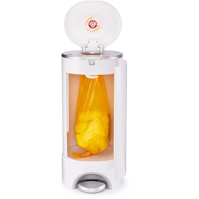 Cubo para pañales Step™ con control de olores Arm & Hammer