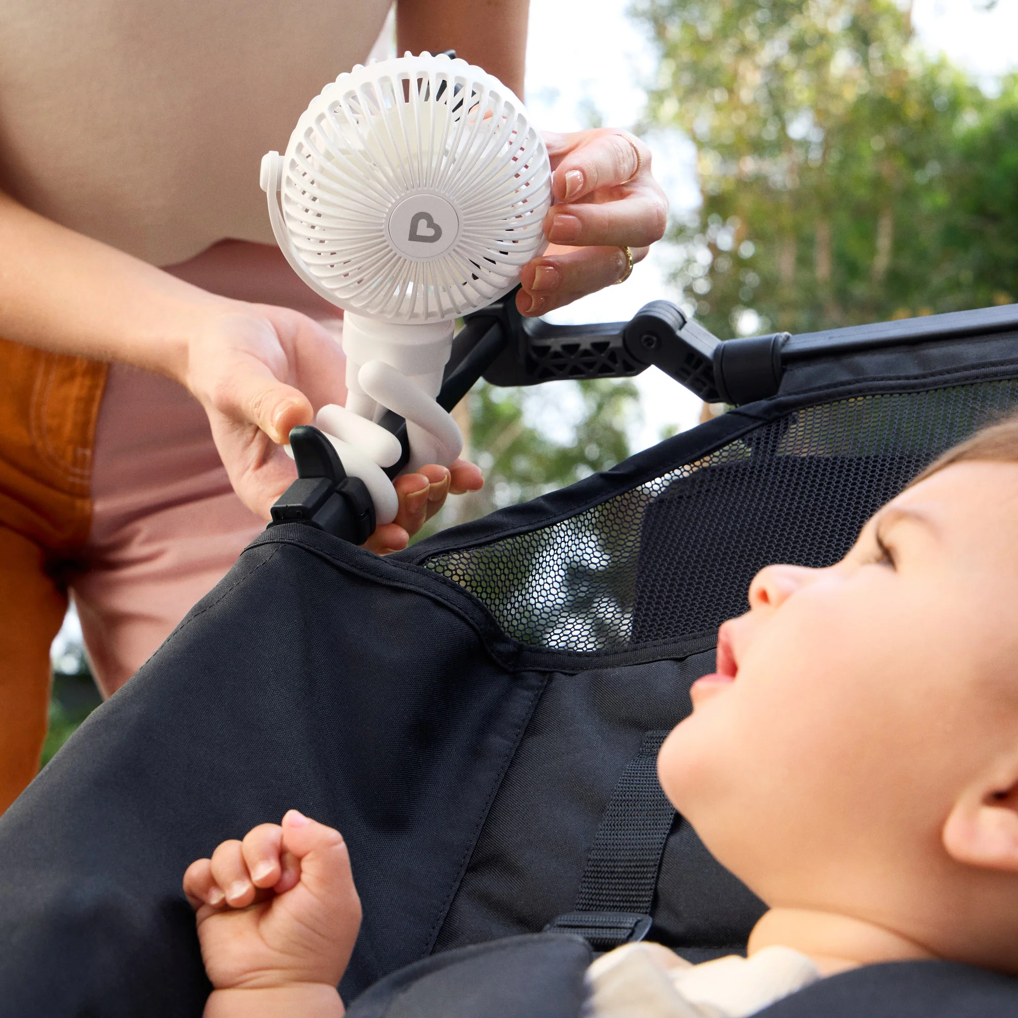 Ventilatore da passeggino Munchkin con gambe flessibili e batteria ricaricabile