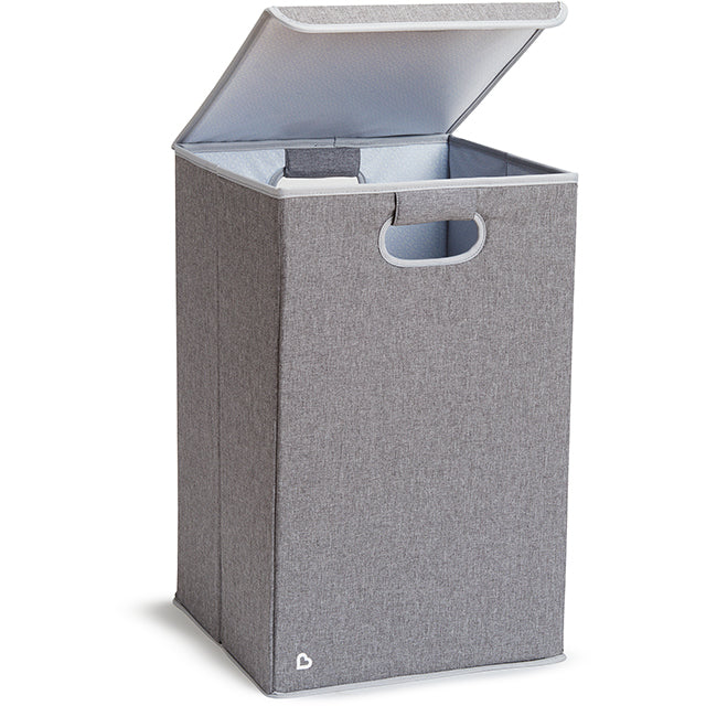 Munchkin vasketøjskurv til børneværelset med klap og polstrede håndtag